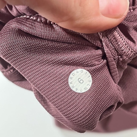 Lululemon Hotty Hot Short II *2.5" - Picture 7 of 7